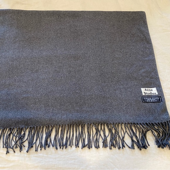 Acne Studios Scarf 100% wool. Real deal straight from Europe - Picture 3 of 3